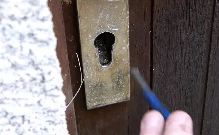 Comment ouvrir une ancienne serrure de porte sans clef: guide pratique pour les collectionneurs de serrures anciennes