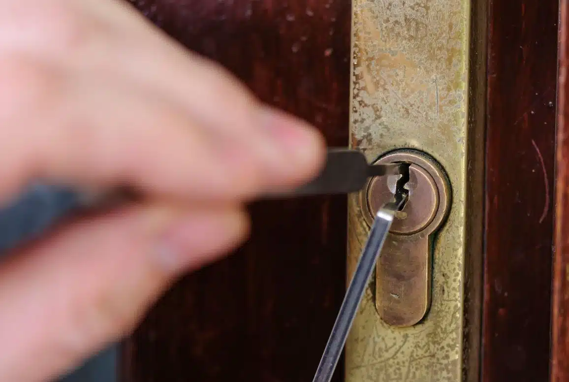 Comment ouvrir une ancienne serrure de porte sans clef: guide pratique pour les collectionneurs de serrures anciennes