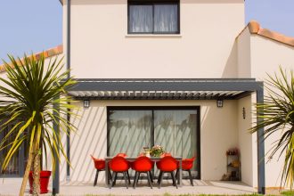 Choisir les matériaux idéaux pour une pergola face au climat aveyronnais