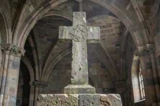 Croix pattée des Templiers gravée dans la pierre à l'intérieur d'une chapelle médiévale